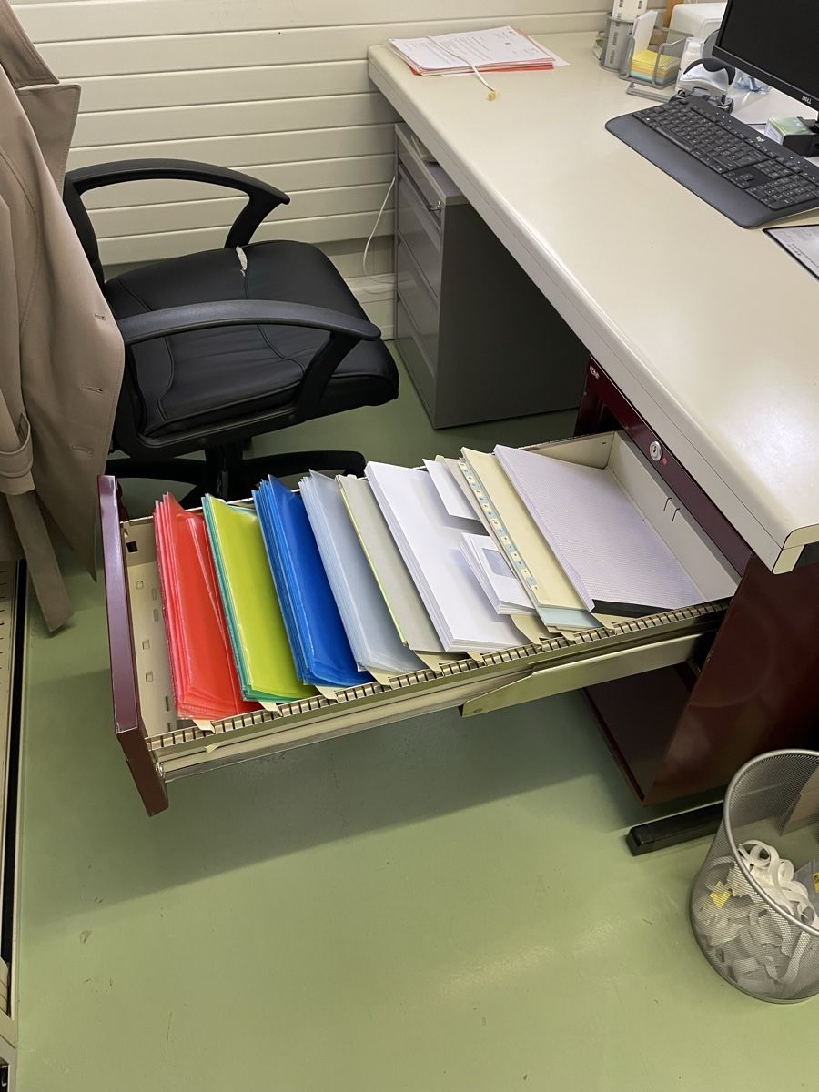 Bureaux: Massives Büropult – D'occasion à Grosshöchstetten par CharaCha15 2