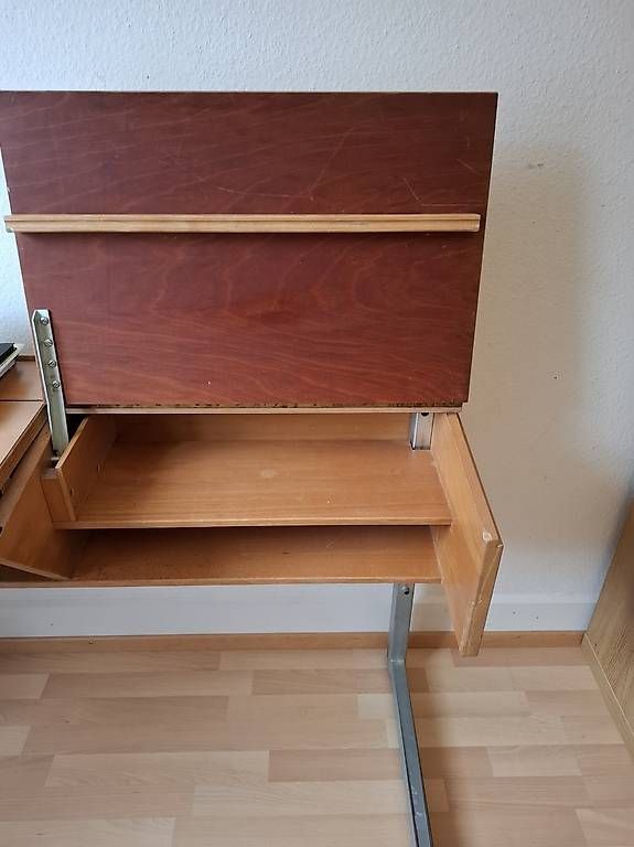 Bureaux: Tisch/ Schülerpult – D'occasion à St. Gallen par yun_2ftv 1