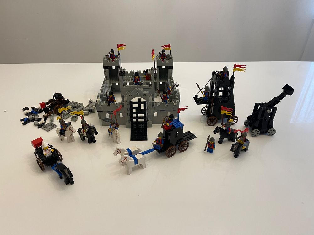 LEGO Ritter - Burg, 18 Figuren, Katapult, Kutsche usw. (Gebraucht) in ...