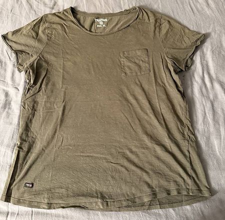 Olivgrünes T-Shirt mit Brusttasche 