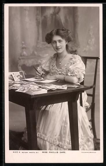 Cartoline postali: Schauspielerin Phyllis Dare sitzt an ein – Usato da Berlin venduto da bartko-reher