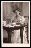 Schauspielerin Phyllis Dare sitzt an ein