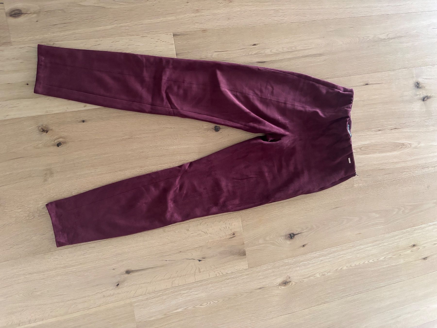 Guess Leggings: Guess Wildleder Leggings / Hose – Usato da Winznau venduto da Lauralavera1