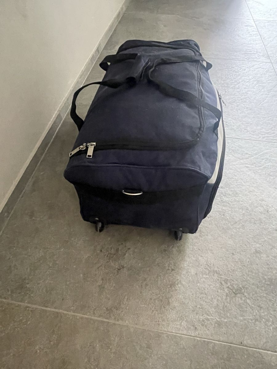 Borse: Grosse Reisetasche mit Rollen, dunkelblau – Usato da Opfikon venduto da janineschlosser 3