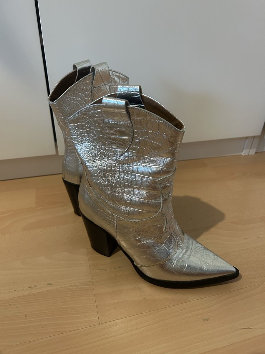 Globus Chaussures femmes: Silberne Cowboystiefel – Neuf (Voir description) à Kloten par lan_p8c8 2