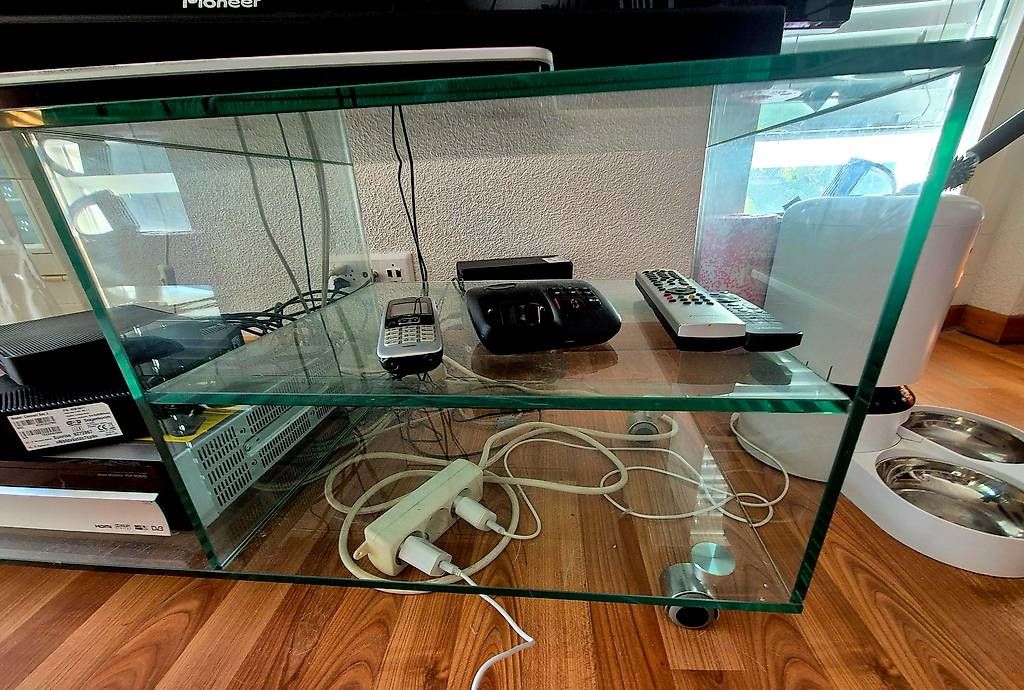 TV Möbel: TV Rack, Glas auf Rollen – Gebraucht aus Merenschwand von Epc19 1