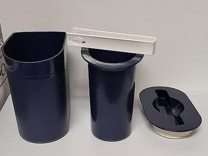 Tupperware Contenitori & Simili: Tupperware Eiswürfelbehälter mit Zange – Usato da Zofingen venduto da Loop_ReSale