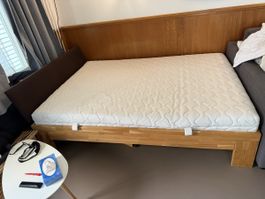 Bett Holzgestell mit Lattenrost und Matratze ca 140x200