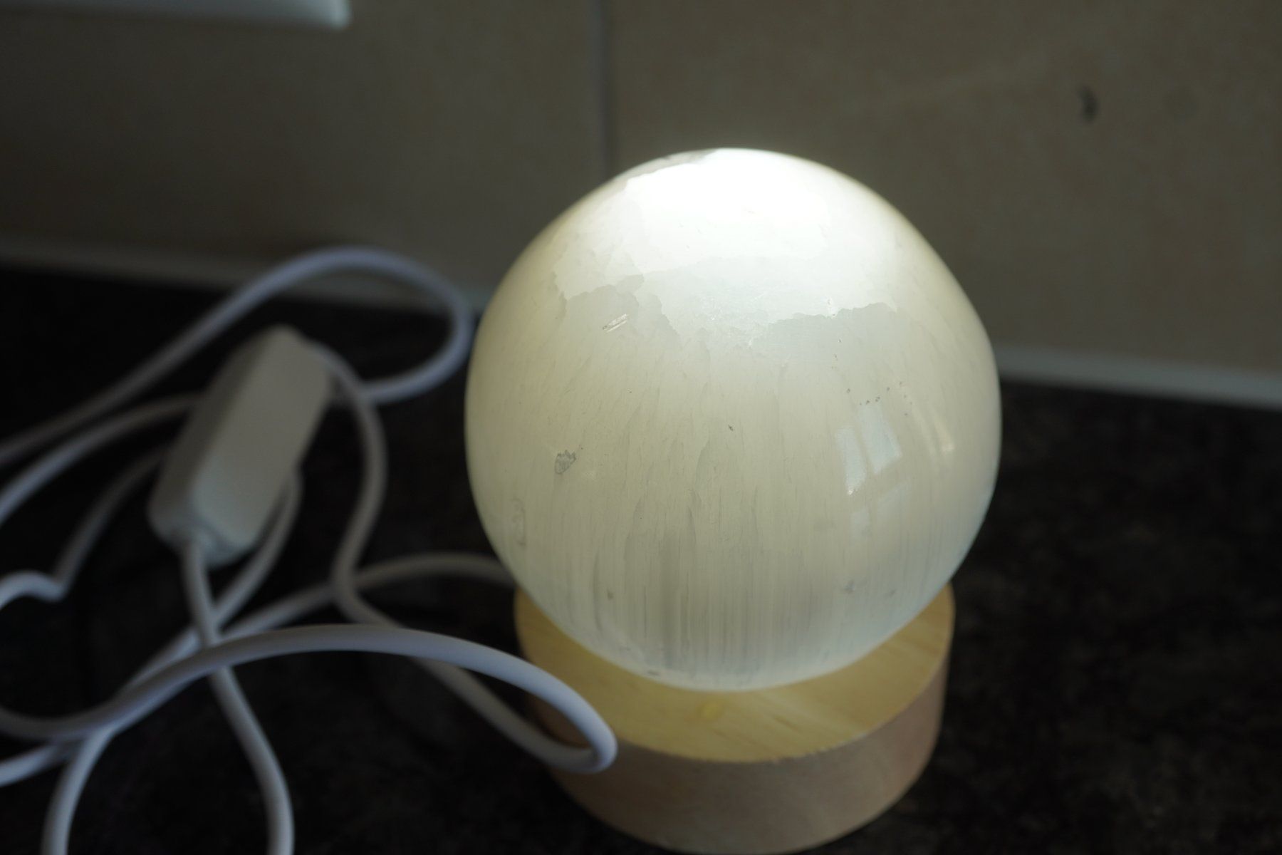 Minerali & Pietre curative: Selenit Kugel   ca60mm  mit Led   Ständer Licht – Nuovo e nell'imballaggio originale da Eschenbach SG venduto da topstone 4