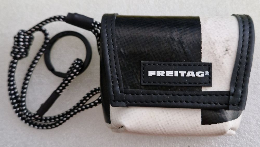 Freitag Sacs: Freitag F213 Mini Messenger Noir-Blanc – Neuf (Voir description) à Brig par eyra2000 3