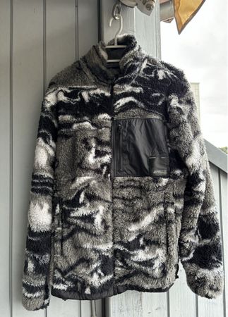 Weiche Teddyjacke von Pull & Bear Grösse M