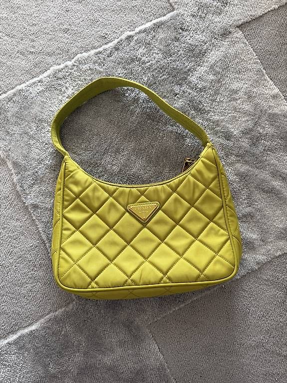 Prada Taschen für Damen: Prada Re-Edition 2000 – Neu und originalverpackt aus Hüntwangen von sue_72p6