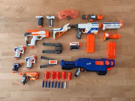 Nerf Sammlung: Mehrere Blaster mit vielen Anbauelementen