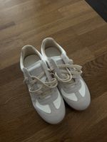 Weisse Sneakers
