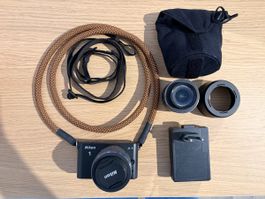 Nikon J1 Kamera mit zwei Objektiven und SD Karte