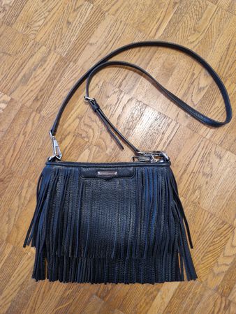Ledertasche von Rebecca Minkoff, schwarz mit Fransen