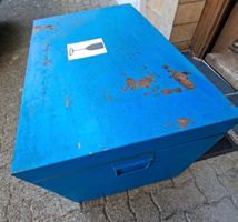 Grosse blaue Vintage-Metallkiste