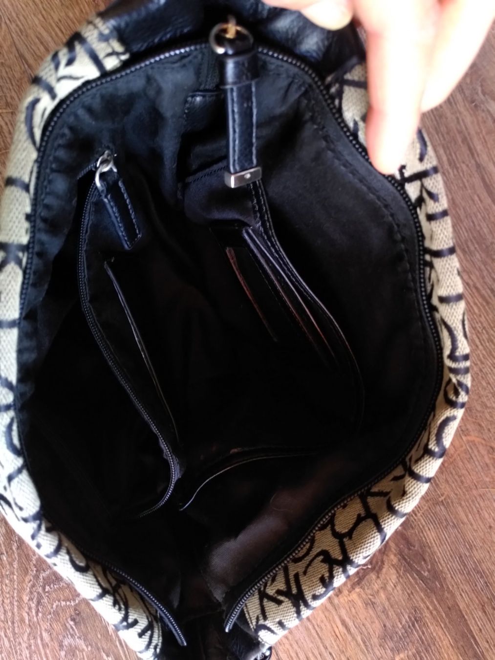 Calvin Klein Sacs femmes: Sac hobo Calvin Klein monogram – D'occasion à Châtel-St-Denis par melaimelai 3