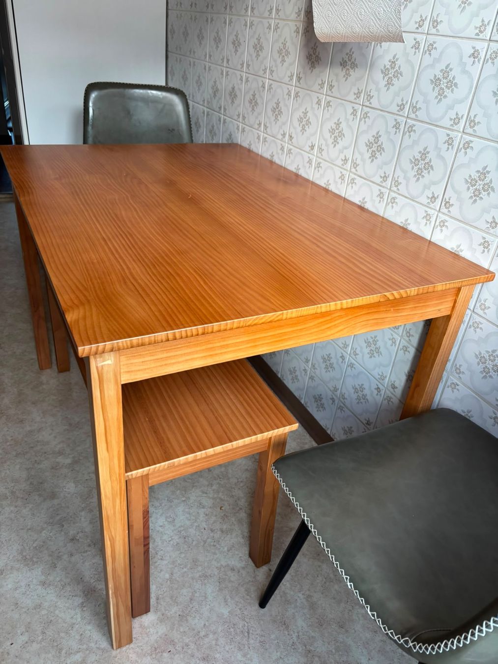 Set de table et chaises: Table 6 places avec banc en bois – D'occasion à Lausanne par JanVend 2