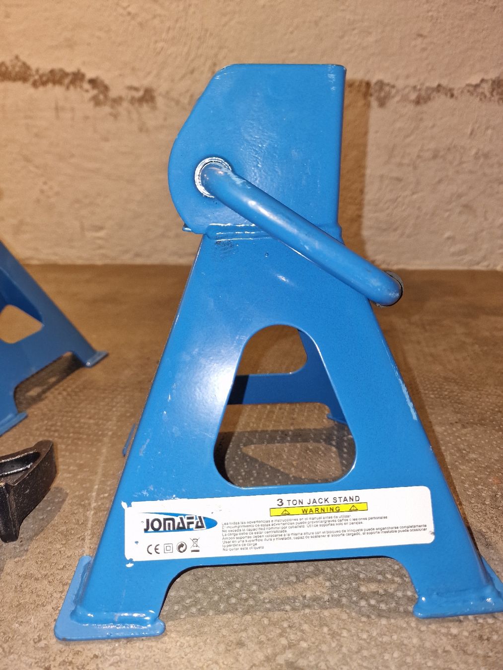 Altro in Decorazioni & Accessori: 3 TON jack stands – Usato da Basel venduto da jua_vy2c 1