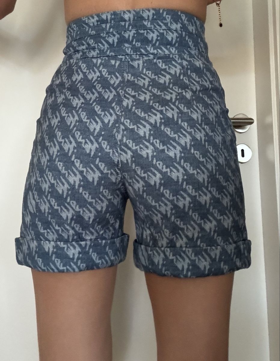 Jeans: Fendi High-Waisted Logo Denim Shorts – Nuovo (secondo la descrizione) da Vésenaz venduto da ann_7knk 2