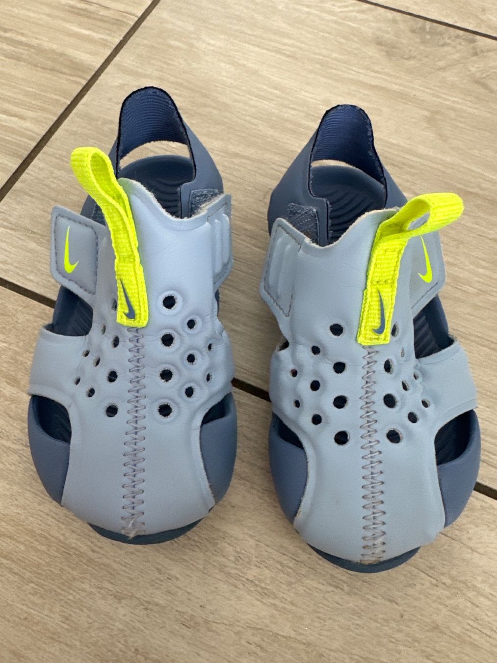 Nike Scarpe da uomo: Nike Badesandalen Gr 21 – Nuovo (secondo la descrizione) da Gelterkinden venduto da Familienferien