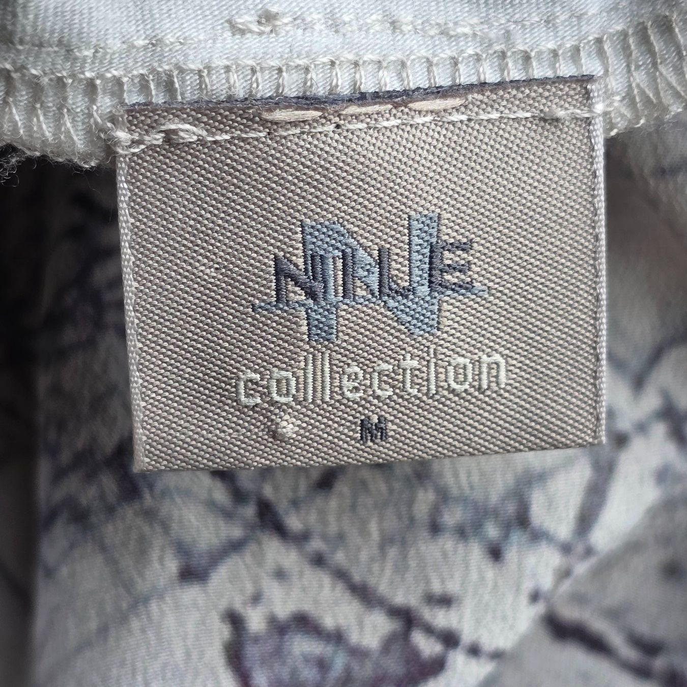 Nile Blusen: 🐸 NILE BLUSE SEIDE M MIT WASSERFALL ROLLKRAGEN PULLOVER – Gebraucht aus Môtier (Vully) von Frogs 5