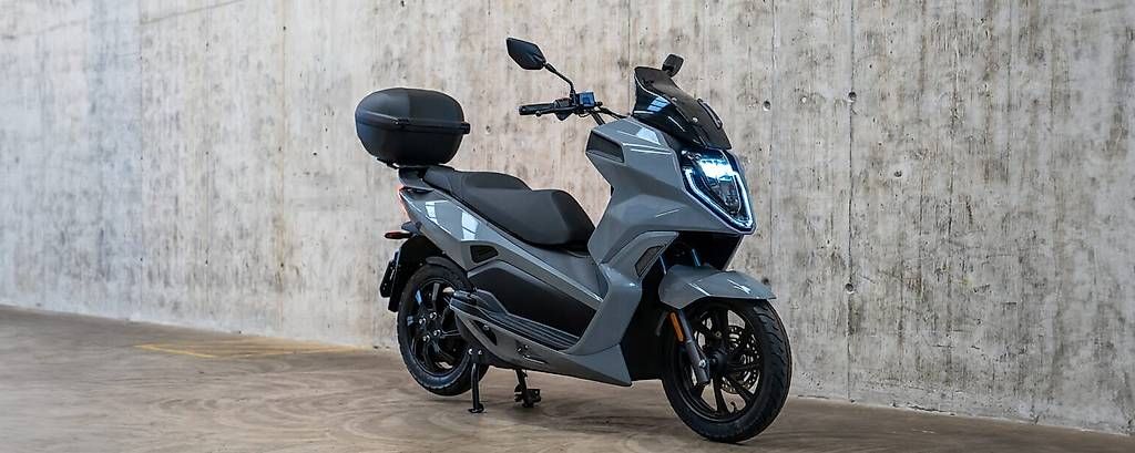 Scooters: AVERSUS Falcon E-Roller A1 90 km/h – Neu und originalverpackt aus Oftringen von AversusBikestore