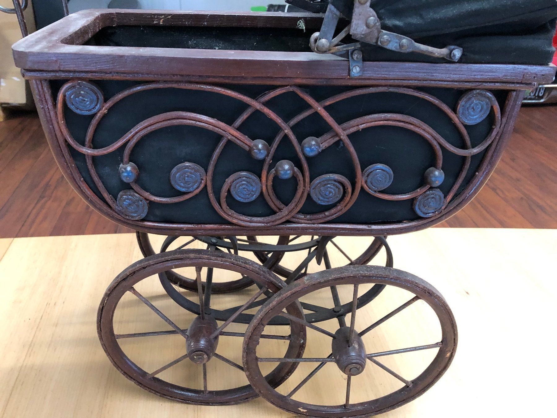 Puppenwagen: Vintage Puppenwagen – Gebraucht aus Gampelen von Steuer0 7