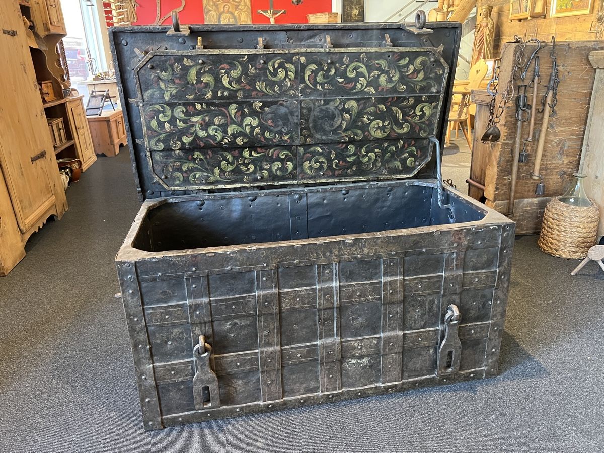 Cassapanche: Grosse Eisentruhe – Usato da Gossau SG venduto da Keller-Antiques