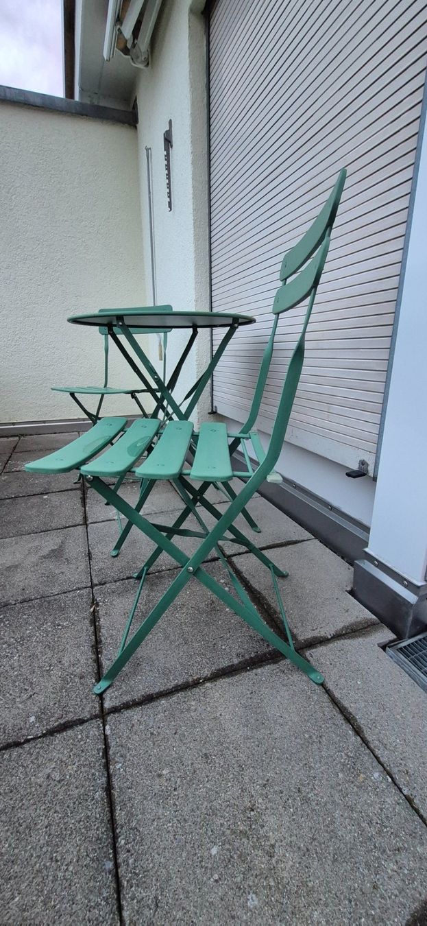 Set de table et chaises: Balkon-/Garten Tisch mit 2 Stühlen – D'occasion à Adliswil par jaska0716 1