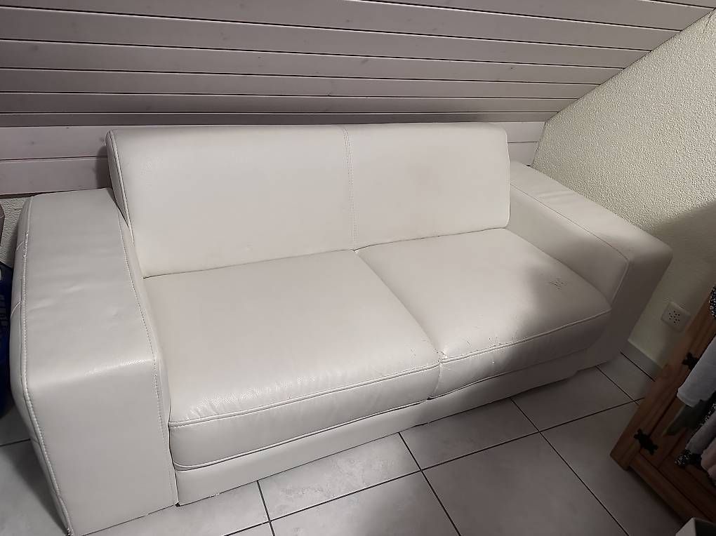Sofas: Bequemer 2er Sofa weiss Kunstleder  – D'occasion à Hägendorf par AdlerTom