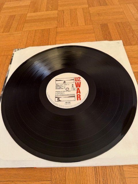 Schallplatten: U2 1983 War (LP 1st Issue + Inner) – Gebraucht aus Territet von Yvanz 1