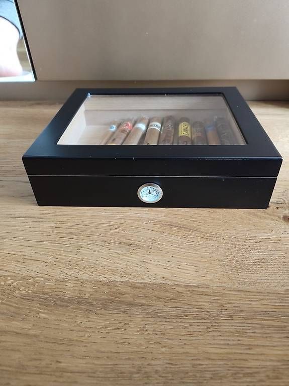 Humidor per sigari: Humidor mit 9 Zigarren – Usato da Ruggell venduto da Momorizzio 1