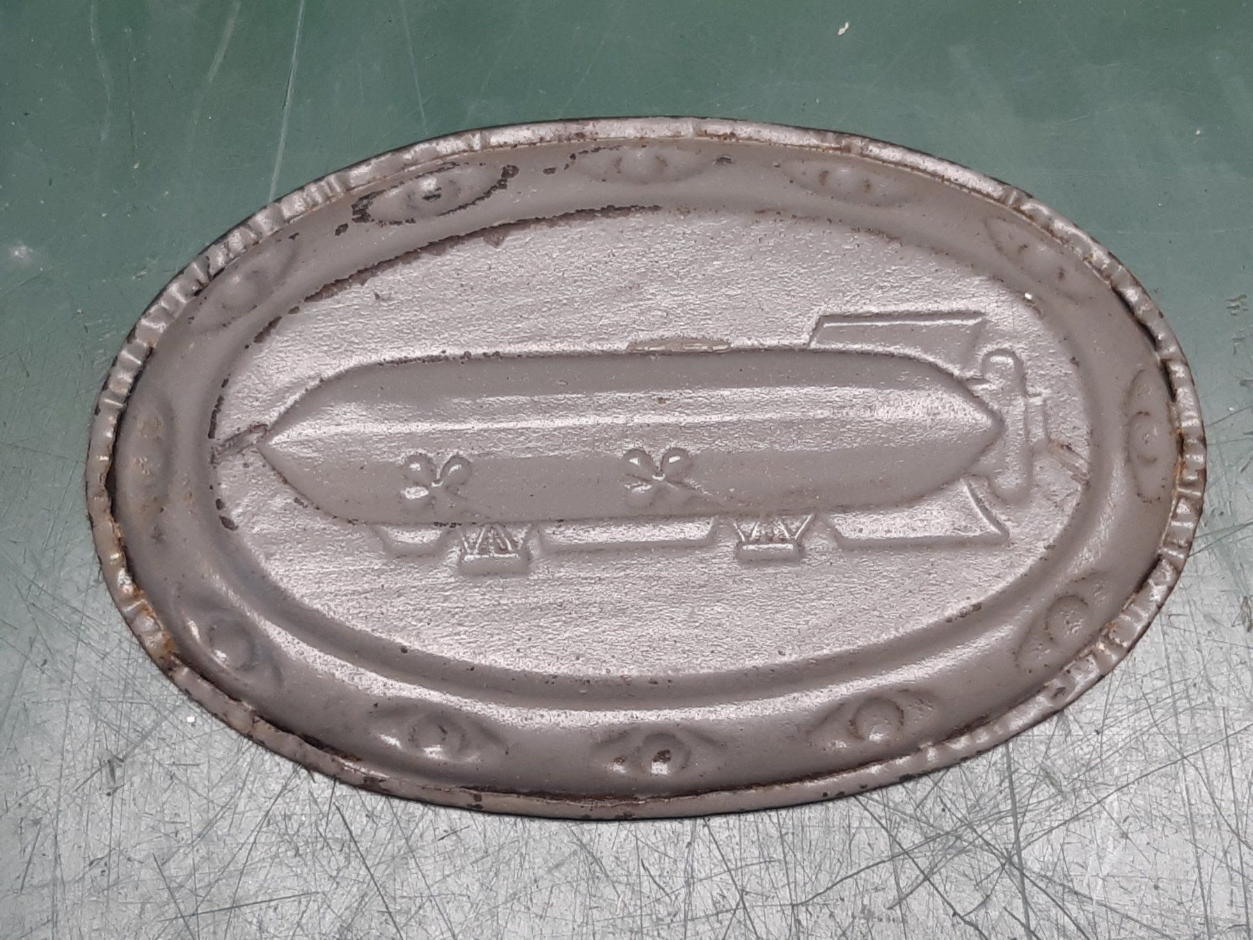 Tutte le decorazioni: Antiker Blech Untersetzer Ca 1920 Zeppelin – Usato da Winterthur venduto da lampenretter 1