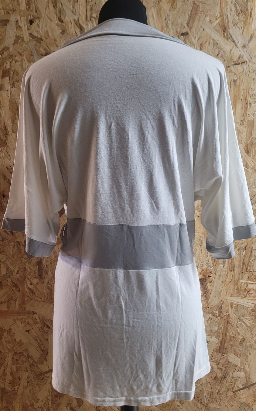 Top: Pull Blanc encolure V gris – Usato da Lausanne venduto da PlusValue_Lausanne 1