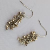 Leichte goldfarbene Ohrringe mit Strass      658