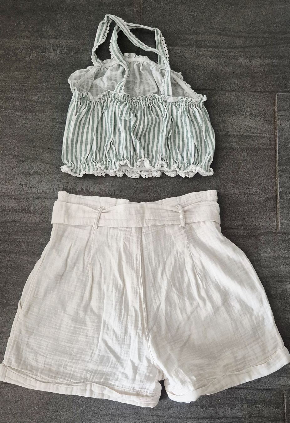Lotti & Set di vestiti: Top rayé et short blanc à nouer - 12 ans – Usato da Le Locle venduto da Arya4 1