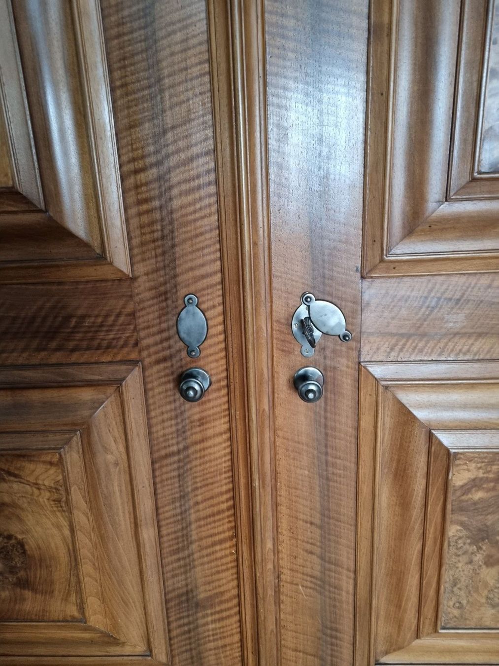 Armadi: Wunderschöner Nussbaum-Kleiderschrank – Usato da Herisau venduto da Kereanna 1