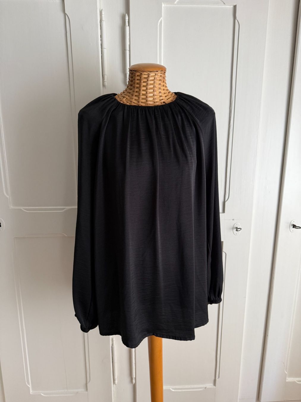 Camicette: BODYFLIRT - Satin Bluse schwarz fliessend 44 – Usato da Zürich venduto da Diazaio