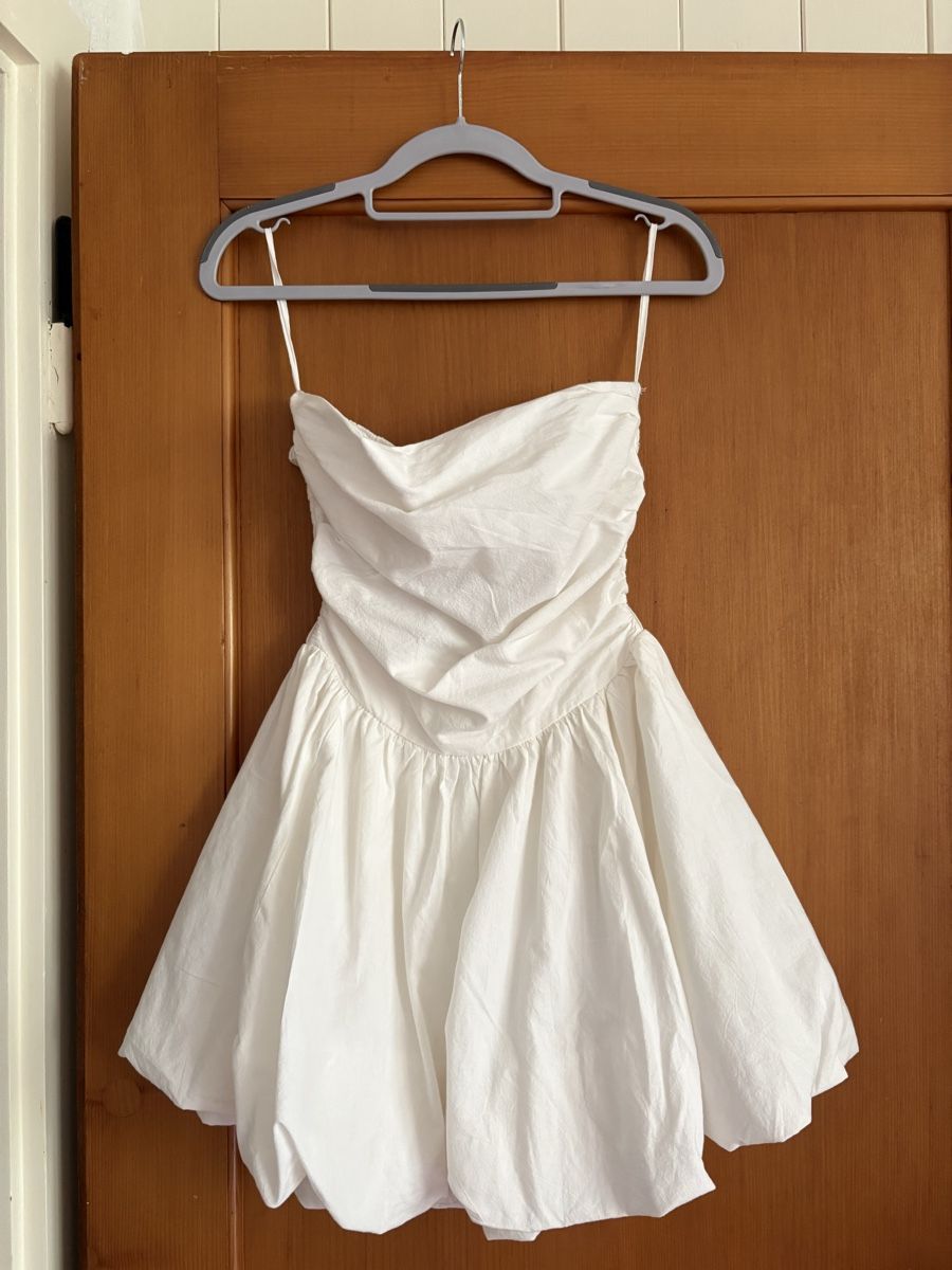 Stradivarius Vestiti: White short dress – Nuovo e nell'imballaggio originale da Grindelwald venduto da juliacieeslak