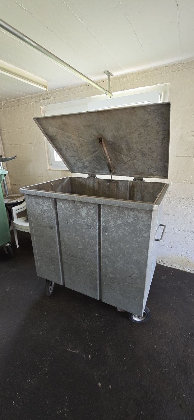 Altro per Ufficio & Commercio: Abfall Kericht Container verzinkt 800 Liter – Usato da Waltenschwil venduto da riggeli61 1