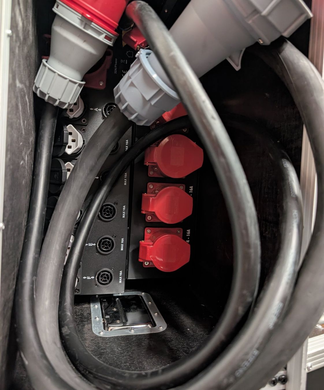 Alimentation électrique: 2x Stromverteiler in Rack 6HE eingebaut – D'occasion à Leutwil par Rcmluepu 3