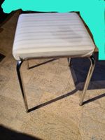 Hocker mit Stoffbezug, Chrombeinen