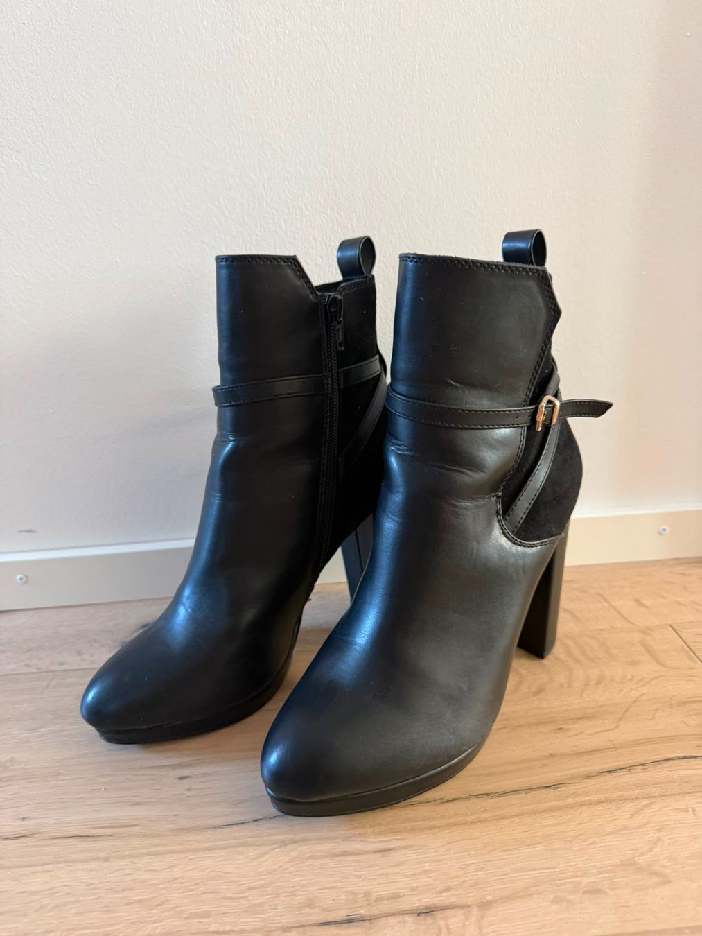 Buffalo Scarpe da donna: Buffalo Stiefeletten Gr. 38 – Nuovo (secondo la descrizione) da Fällanden venduto da ala_k7vk 1