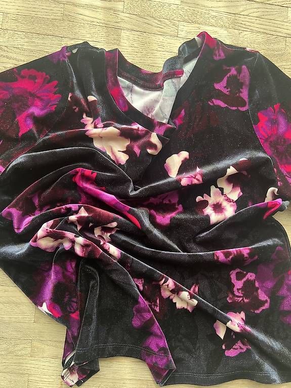 T-shirt: Samt Shirt mit Blumen – Usato da kriens venduto da inf_9fnc 1