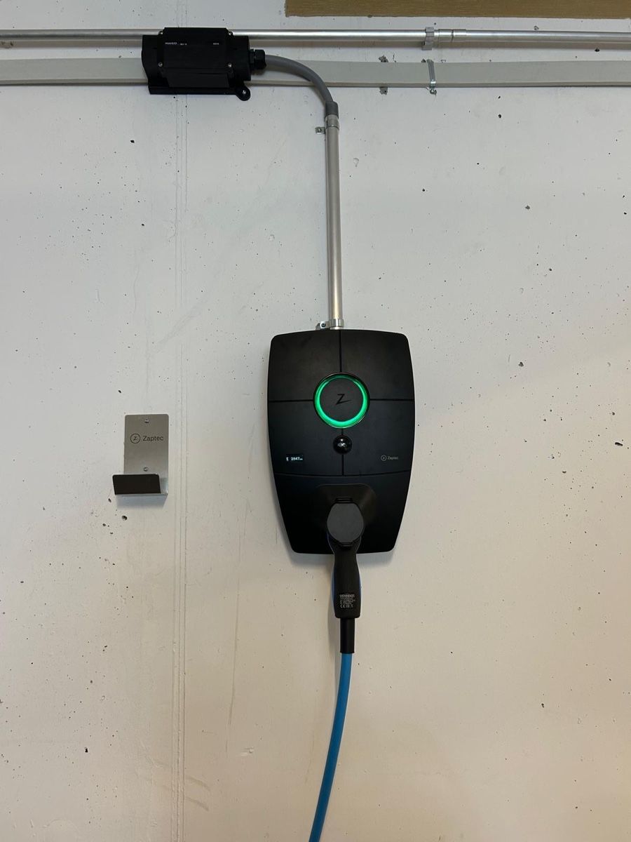 Chargeurs de batterie: Zaptec Pro MID Wallbox Typ 2 mit Halterung & RFID Tags – D'occasion à Wettswil par Davinator90 1