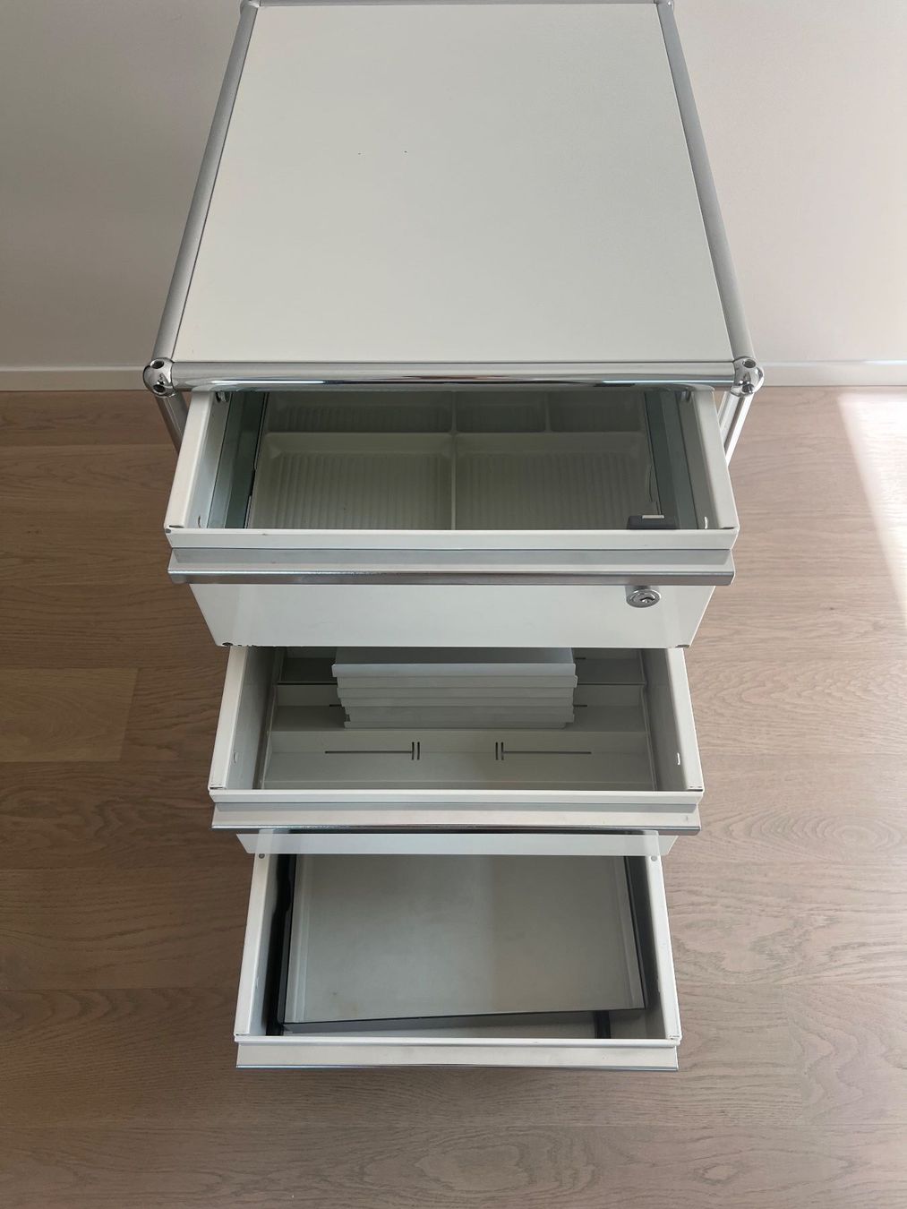 USM Banconi: USM Rollcontainer in Weiss mit 3 Schubladen – Usato da Winterthur venduto da mic_l98y 5