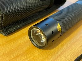 LED LENSER Tactical Taschenlampe mit Holster für Gurt Lampe
