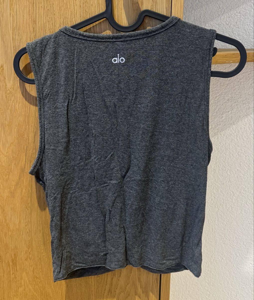 Alo Yoga Top: Alo Yoga Top Grey – Usato da Dinhard venduto da emi_6jdk 1